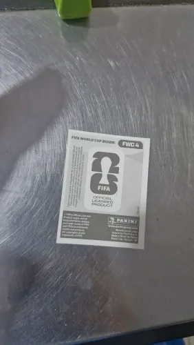 Figurinha FWC 4 ("We Are 26" Logo Oficial), um cromo holográfico