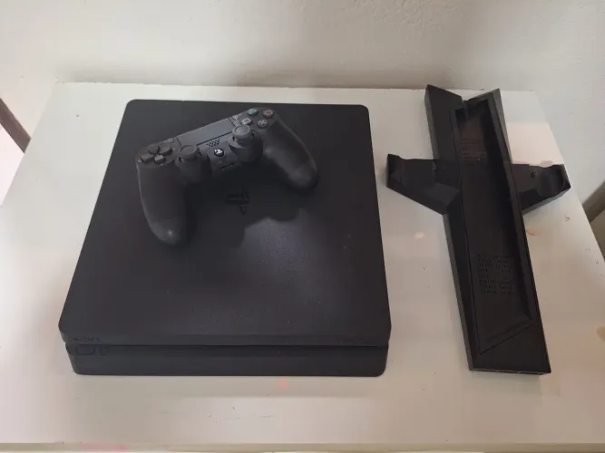 PS4 Slim 1TB + Controle Original Novo + 8 Jogos + Base Vertical