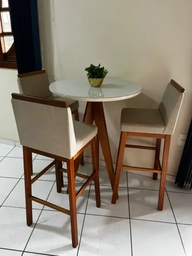 Mesa Bistrô + 3 Banquetas Estofadas em Linho