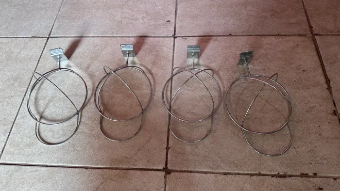 Vende-se suportes pra boné e cabides