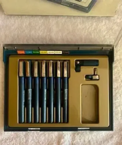 Estojo com sete canetas Nanquim técnicas Staedtler Marsmatic 700 