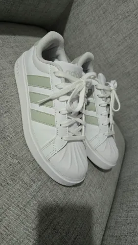 Tênis Adidas original, comprado nos EUA. Tamanho 35, sem uso