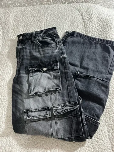 Calça cargo jeans cinza da Bershka