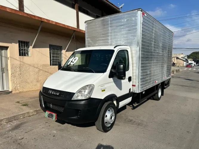 Iveco 70c17 ano 2019 baú novíssimo 