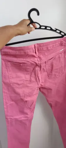 Vendo calça feminina rosa, com detalhes na borda