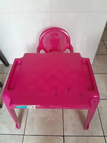 Mesa infantil com cadeira