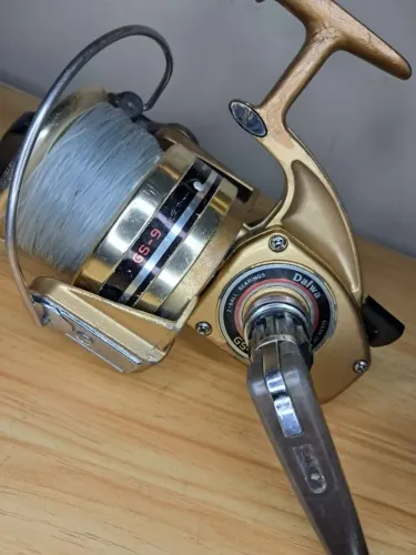 Molinete Daiwa GS-9(Japan) Dourado manivela lados direito e esquerdo