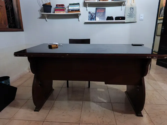 Escrivaninha de madeira trabalhada