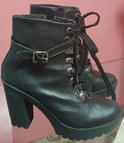 Bota em Couro USADA UMA VEZ N.36. (A. Cartao)