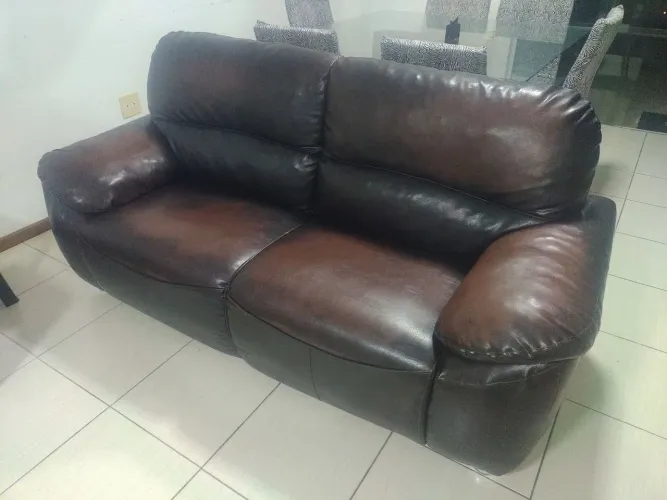 Sofá de couro confortável 03 lugares 