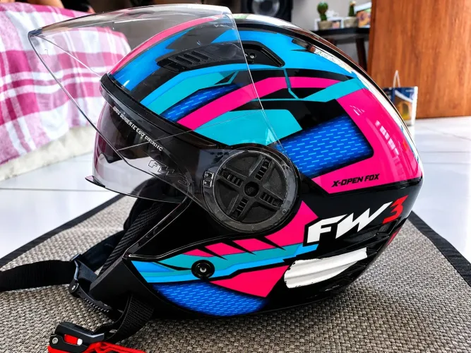 Vendo capacete com a marca fw x numeração 58