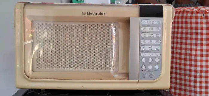Vendo micro-ondas Electrolux, por 200 reais. Leia o anúncio 