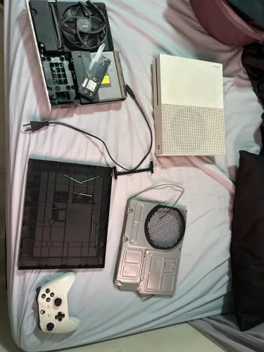 Carcaça de Xbox One + controle (não funciona )