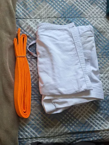 Kimono Karatê reforçado Tamanho A4 usado com Faixa Laranja