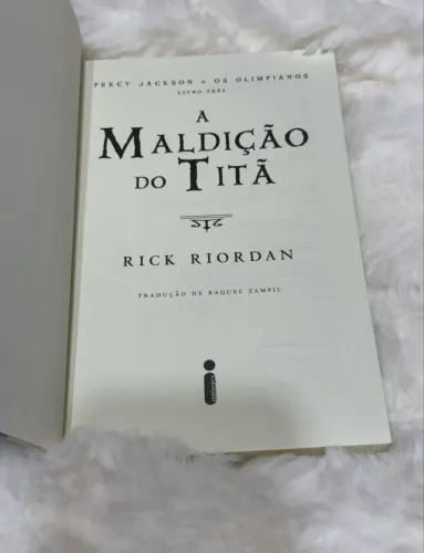 Livro a maldição do titã