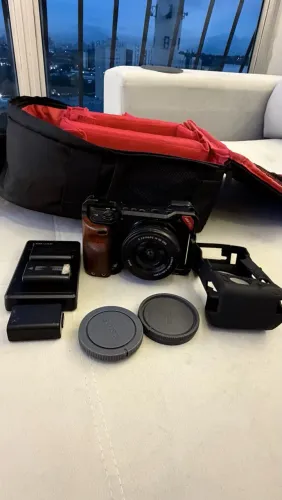 Sony A6400 + Lente 16-50 OSS + Cage Ulanzi + Acessórios