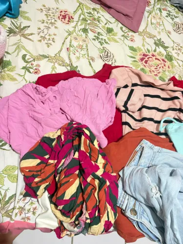 várias roupas