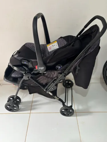 Carrinho de bebê e bebe conforto