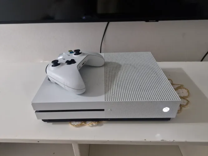 Microsoft Xbox One 1Tb Standard cor Branco com controle original