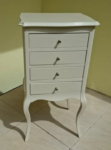 Mesa de cabeceira/gaveteiro em estilo clássico