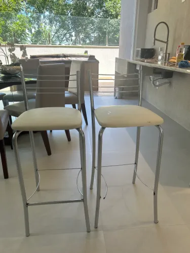 Conjunto de cadeiras tipo banqueta