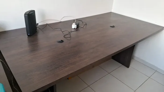 Mesa escritolândia de 2mil reais por 600 reais