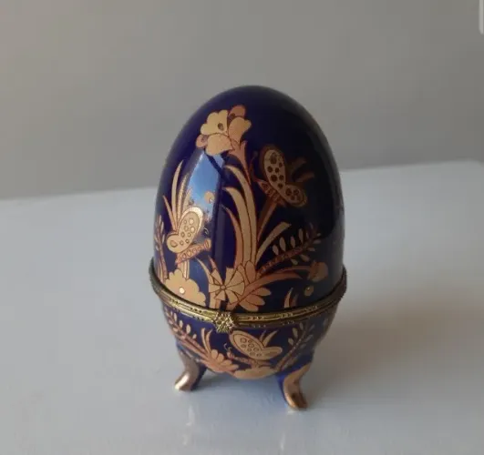 Ovo antigo em porcelana azul cobalto com detalhes dourados 14cm altura