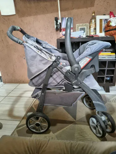 Carrinho de bebê borigoto com bebê conforto