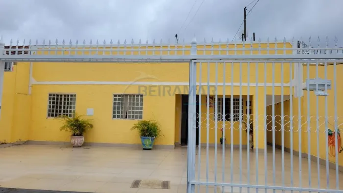 Casa com lote de 340 m², 4 quartos (1 suíte), casa de apoio nos fundos, garagem para 3 car