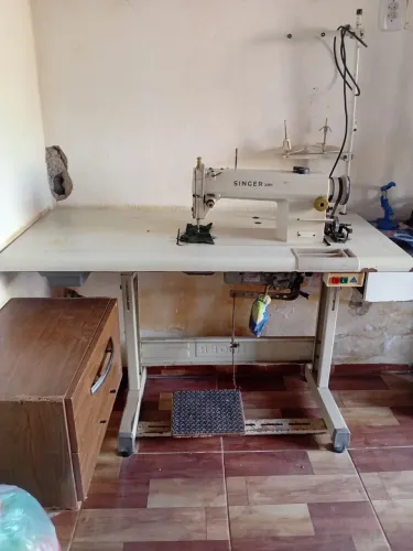 Máquina de costura singer bem conservada peças novas toda revisada.