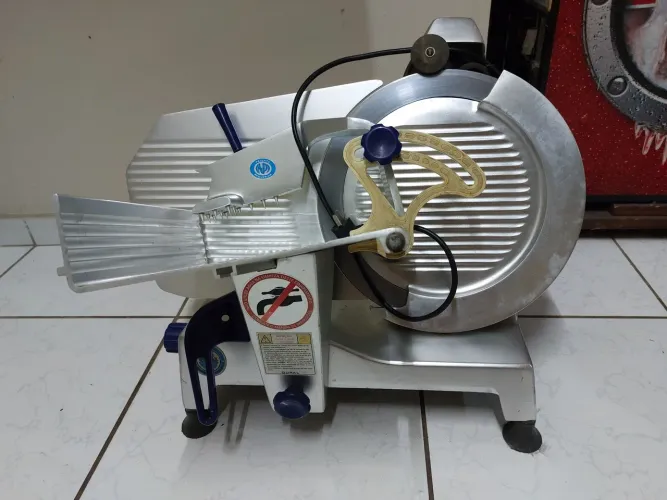 Fatiador de frios Gural GLP-300 profissional