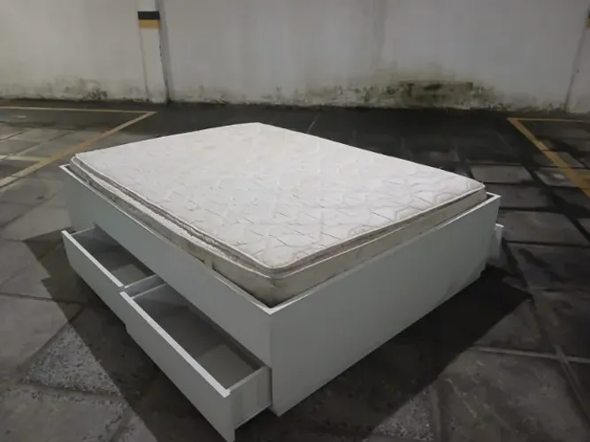 Cama de casal com colchão Ortobom e 4 gavetões