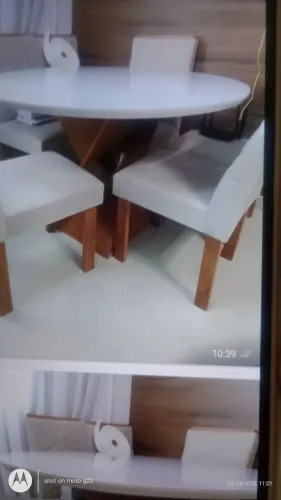 Vendo uma mesa redonda de 6 cadeiras nova de 1,20 tel *. Valor 1,000 reais