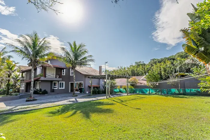 Casa Ampla com Jardim e 04 Dormitórios