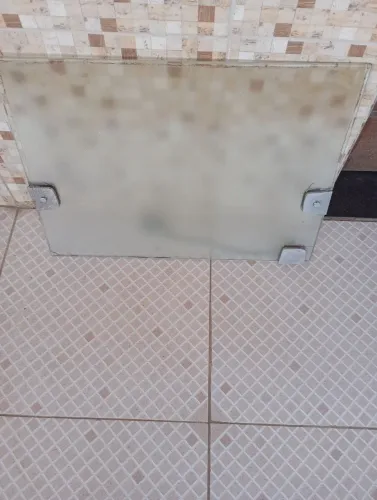 Basculante de vidro com a grade de proteção, semi novo. Usado em bom estado