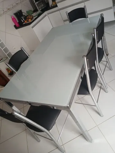 Mesa Inox tampa de vidro e 6 cadeiras acolchoadas