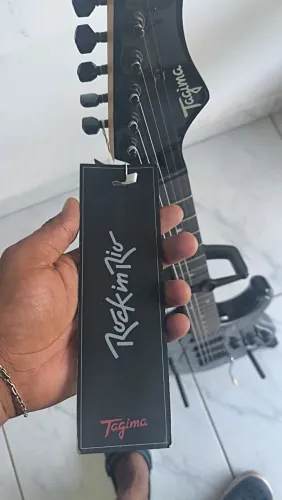 Guitarra Tajima Rock in Rio 40 autografada NXZero