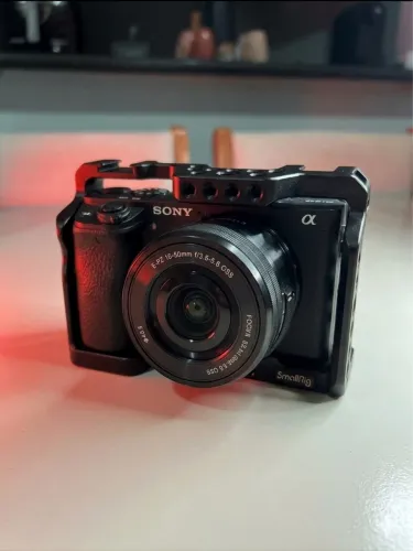 SONY A6300 4K + CAGE SmallRig + LENTE 16-50mm 3.5/5.6 OSS