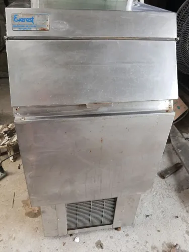 Fábrica de gelo completa 20 sacos dia