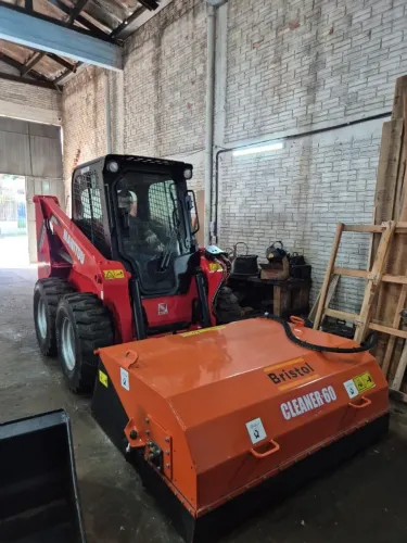 Locação Mini Carregadeira e Mini Escavadeira (Bobcat)