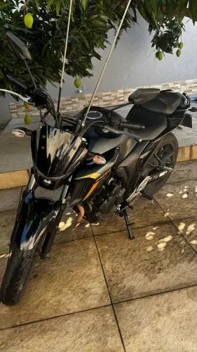Moto FZ25