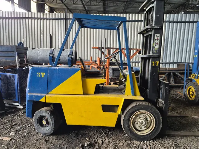 Empilhadeira Clark 3 ton glp