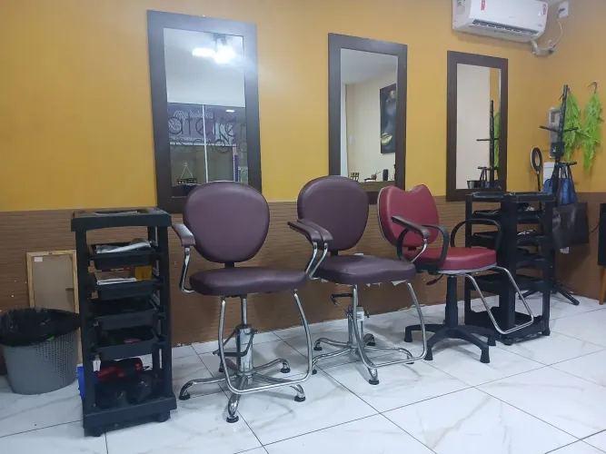 Vende-se cadeiras de cabeleireiro + carrinhos auxiliares valor 2.200,00