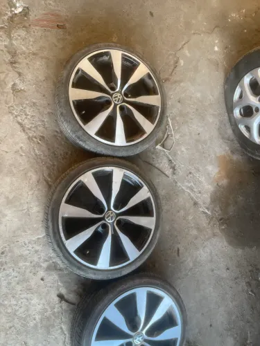 Roda 17 com pneus novos