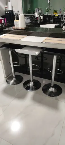 Banquetas altas giratórias e reguláveis