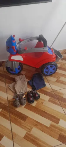 Carrinho infantil de passeio mais duas calças jeans ,e dois pares de sandália menino