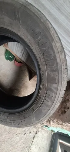 Vendo dois pneus Goodyear 175/70/14 seminovo valor 200 nao entrego