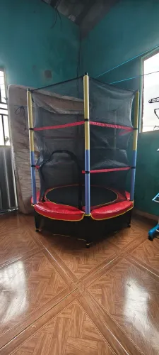Cama elástica pequena 138cm x 163cm <br>Cama Elástica Pequena 138cmX163cm Play&Fun Coloridaca
