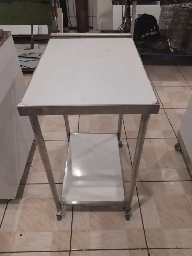 CARRINHO DE TRANSPORTE TOTAL EM AÇO INOX ESCOVADO, COM 02 PLANOS SOB MEDIDA