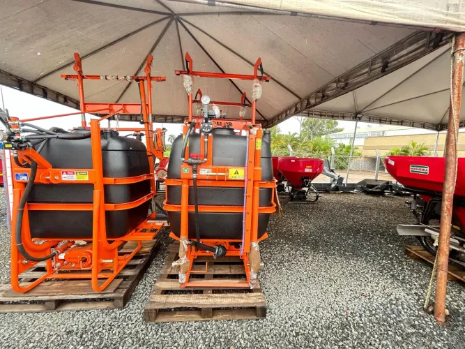 Pulverizador 600 LTS, Barra de 12 mts, bomba 75...